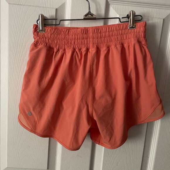 Lululemon Shorts hottie hots? Size 6 Inseam 4” - Picture 1 of 4